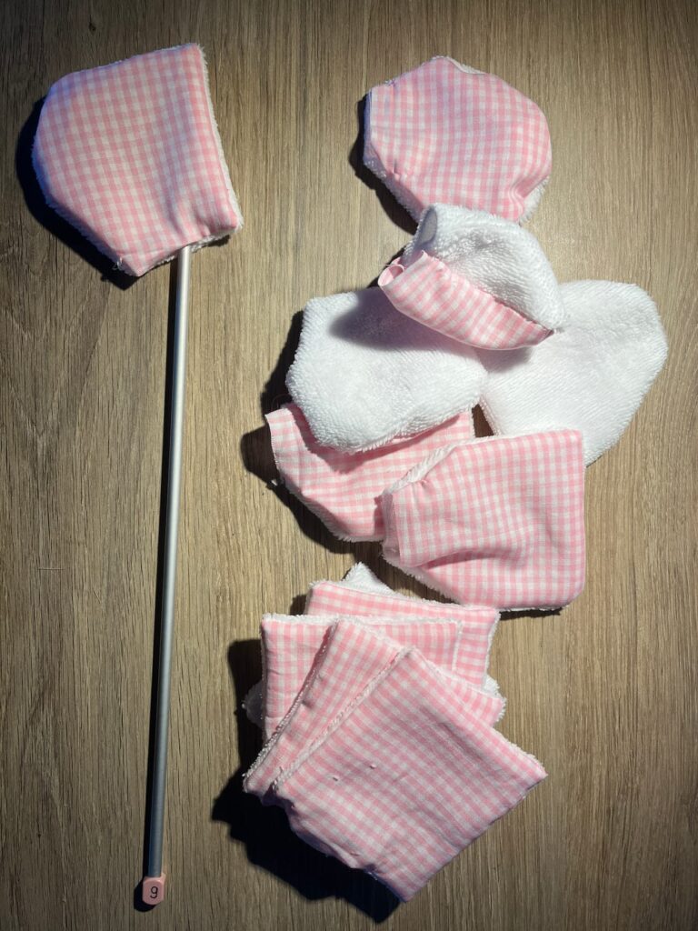 Retournement des carrés démaquillants avec aiguille à tricoter, atelier couture Carmaux