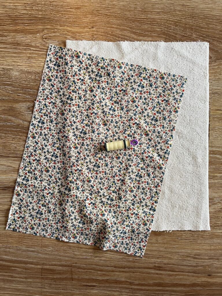 Les différents coupons de tissu nécessaires pour faire des carrés démaquillants, atelier couture