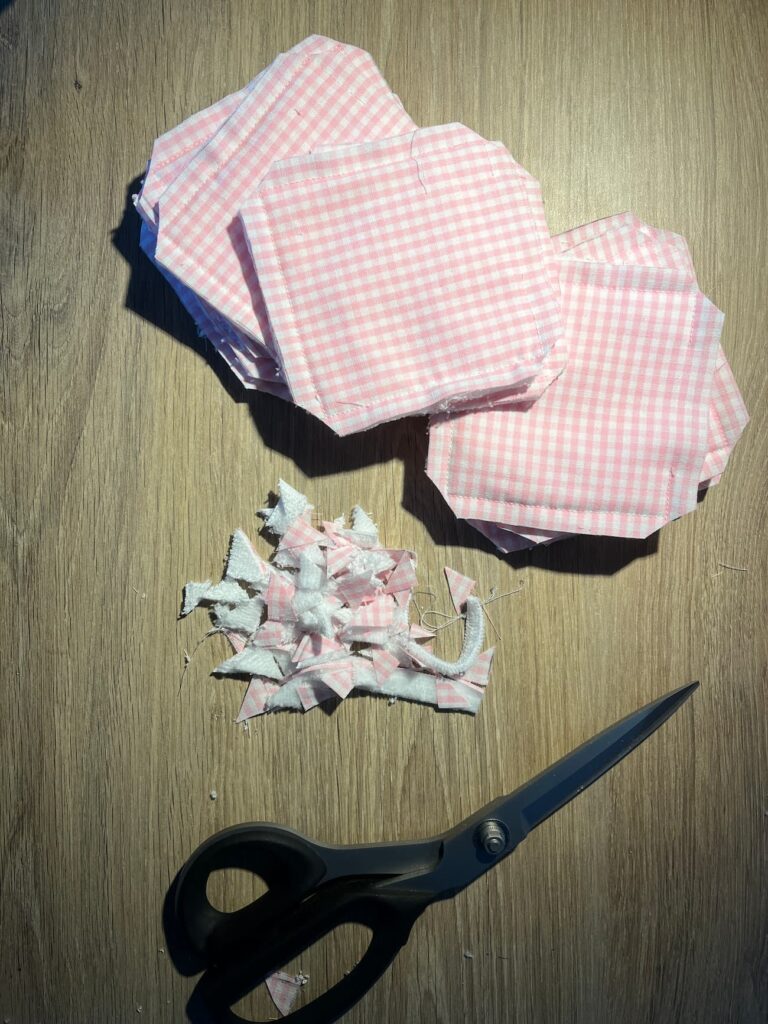 Découpe des angle des carrés démaquillants, atelier couture Carmaux