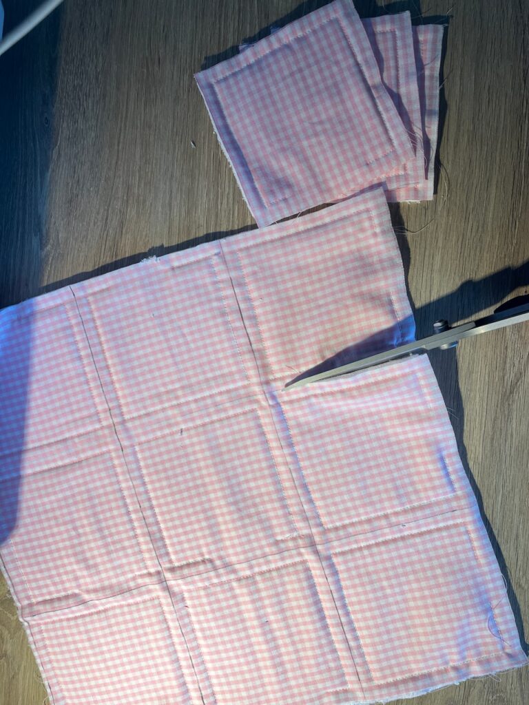 Découpe les carrés démaquillants, atelier couture Carmaux