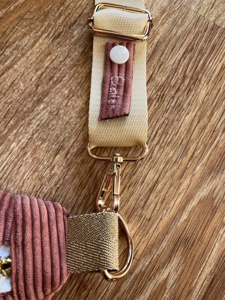 Une étiquette personnalisée fixée par une pression pour avoir un sac unique