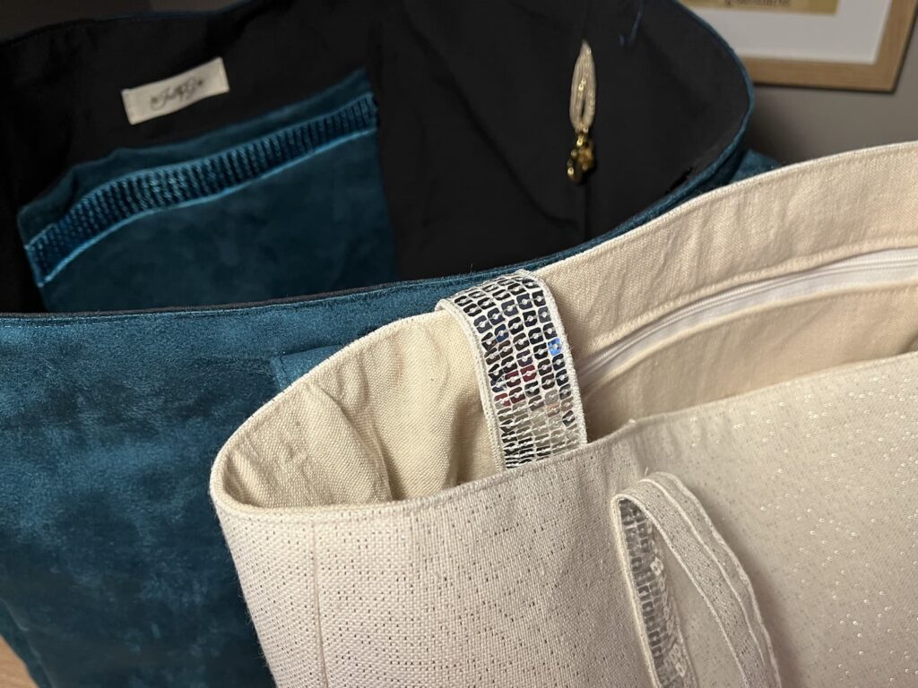 Poches intérieures zippée et plaquée avec son mousqueton, création locale