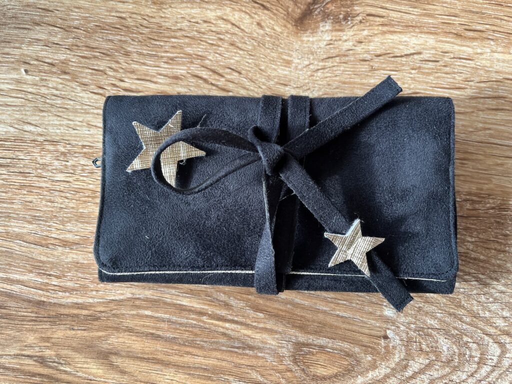 Pochette chic pour emporter ses bijoux en voyage, fabriquée par un artisan à Carmaux