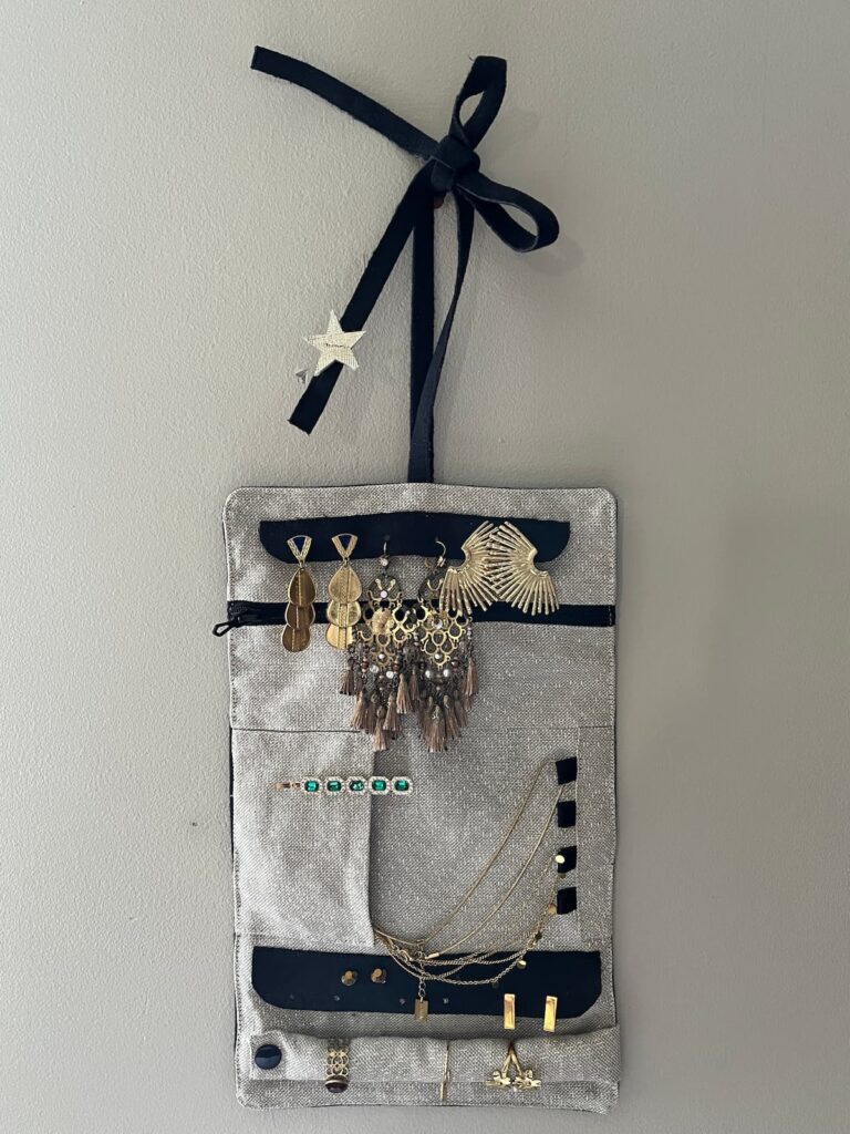 Pochette chic en suédine pour emporter ses bijoux en voyage, fabriquée par un artisan à Carmaux