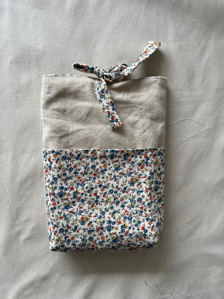 Une pochette pour emporter ses romans et en prendre soin, création locale par un artisan à Carmaux