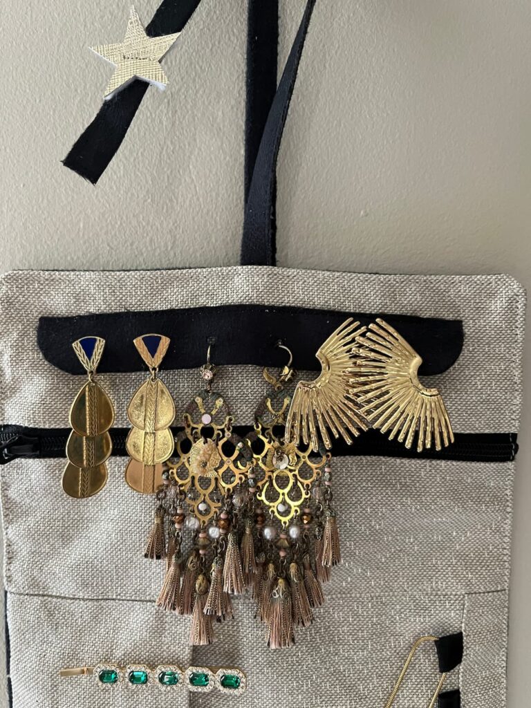 Emplacement pour ranger ses boucles d’oreilles pendantes dans sa pochette bijoux, fabriquée par un artisan à Carmaux