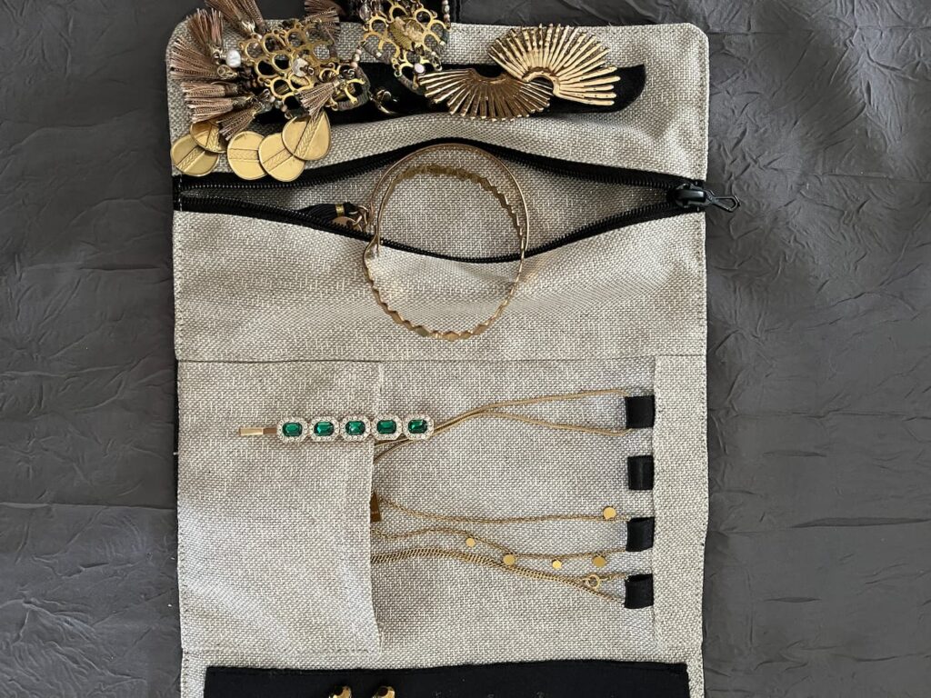 Système pratique pour ranger ses colliers dans sa pochette bijoux, fabriquée par un artisan à Carmaux