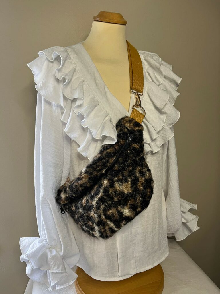 Banane unique version léopard, fabriquée par un artisan à Carmaux