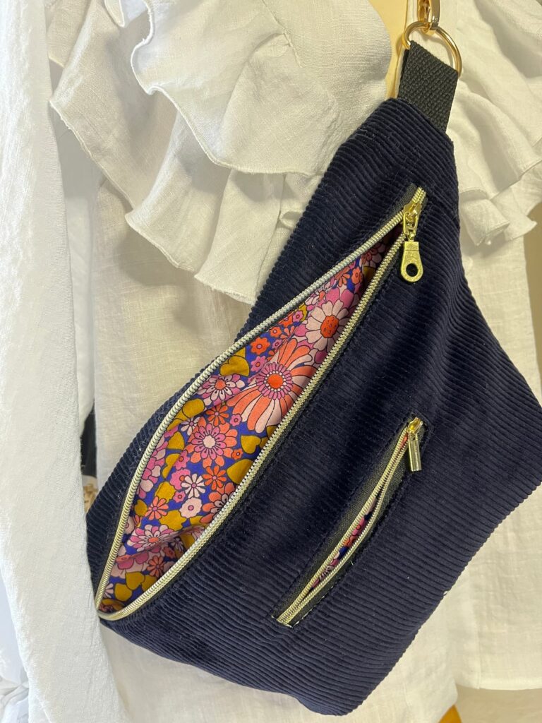 Banane en velours côtelé bleu marine, tissu intérieur fleuri, fabriqué par un artisan à Carmaux