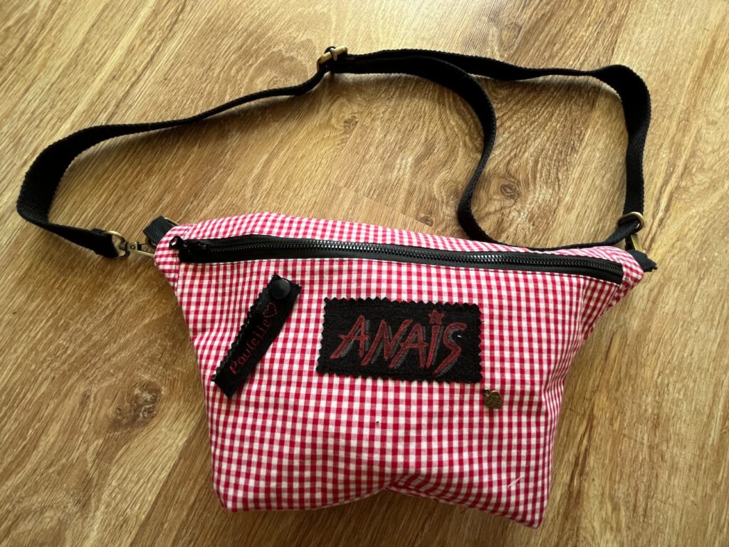 Sac banane vichy rouge et blanc avec étiquette prénom