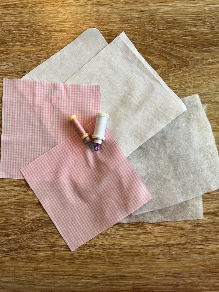 Les différents coupons de tissu nécessaires pour faire un panier de rangement, atelier couture