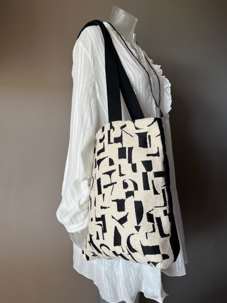 Tote bag graphique noir et blanc fait main, création locale unique