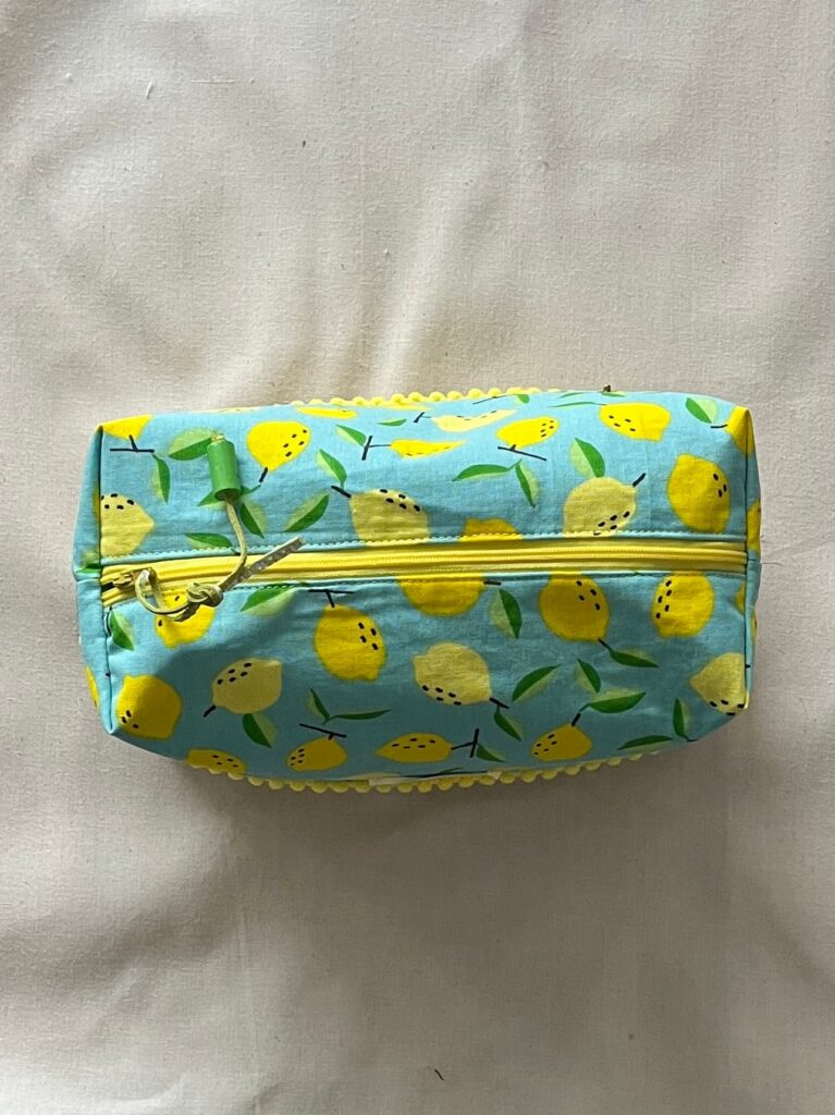 Trousse de toilette citron jaune et bleue, fabriquée par un artisan à Carmaux