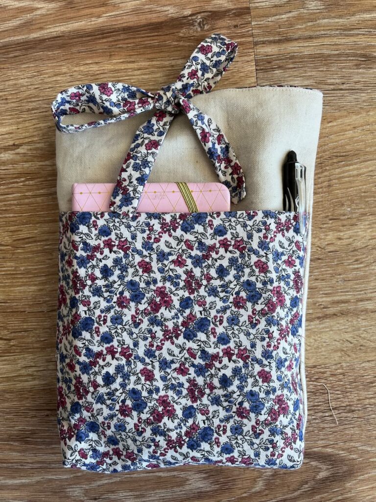 Une pochette roman à motifs fleuris bleus pour protéger ses livres lors des déplacements, atelier couture Carmaux