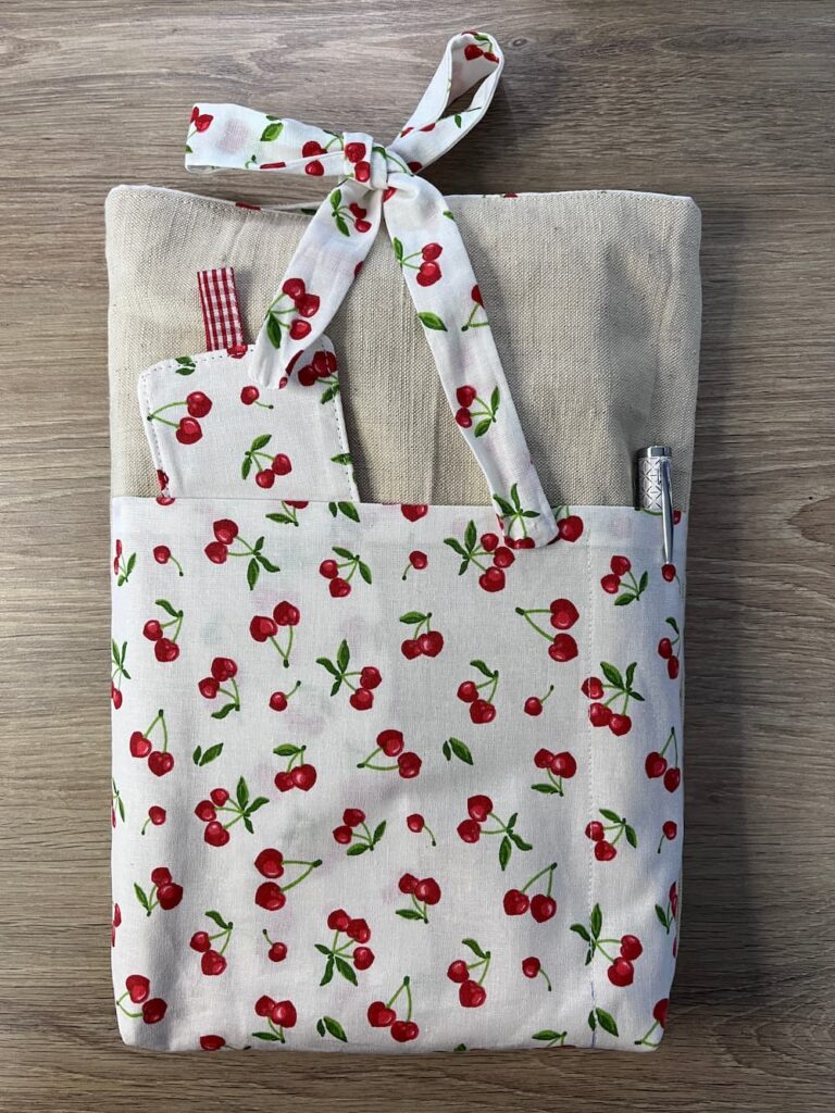Une pochette roman imprimé cerises pour protéger ses livres, avec son marque-page assorti, fait-main, Carmaux