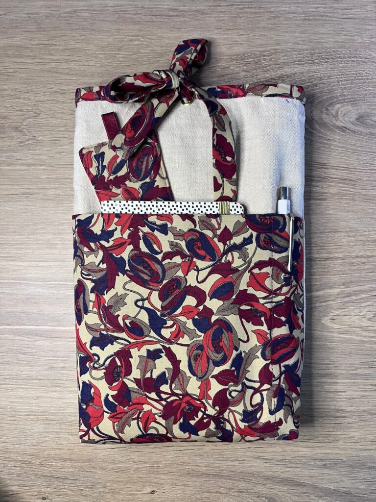 Une pochette roman imprimé bordeaux pour protéger ses livres, avec son marque-page assorti, fait-main, Carmaux