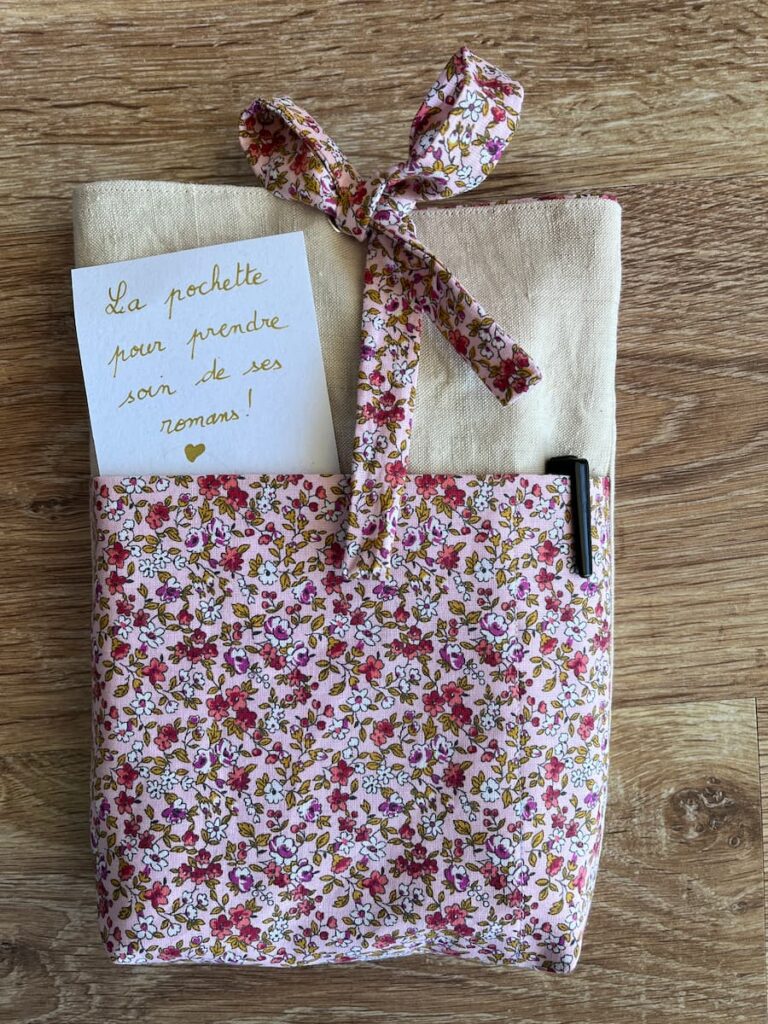 Une pochette roman à motif fleuri rose pour protéger ses livres lors des déplacements, atelier couture Carmaux