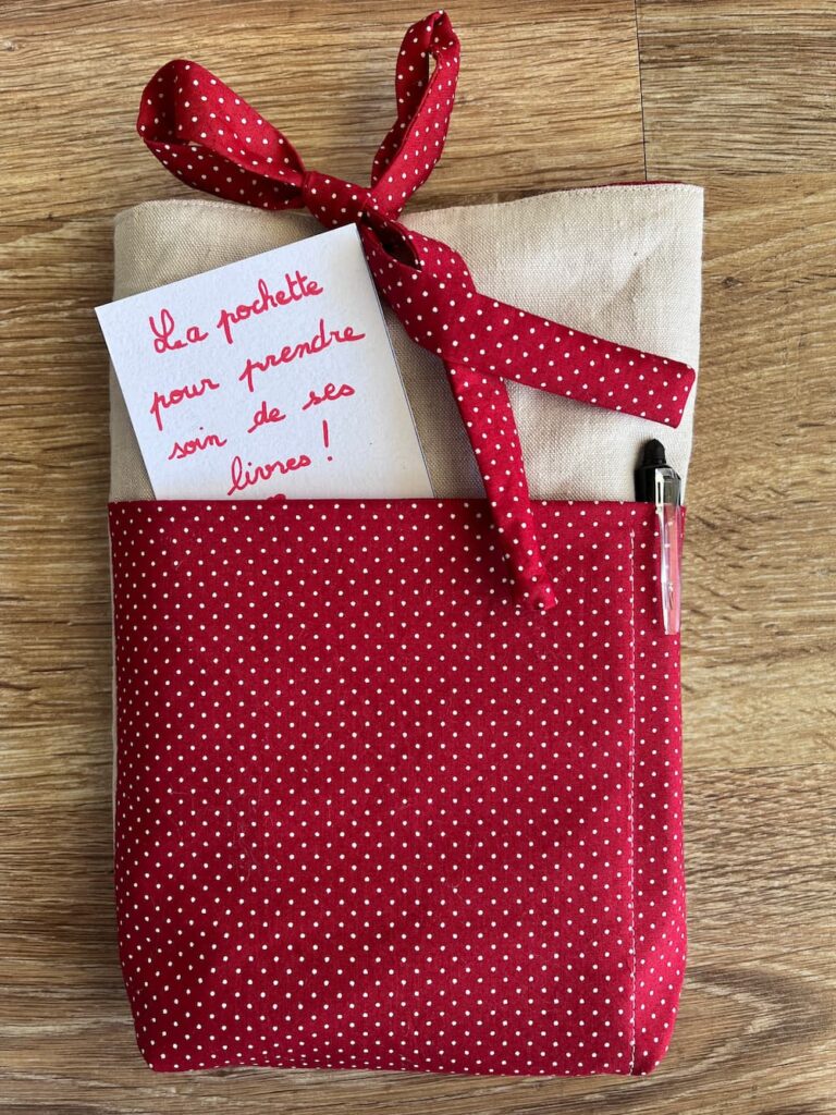 Une pochette roman pour protéger ses livres lors des déplacements, atelier couture Carmaux