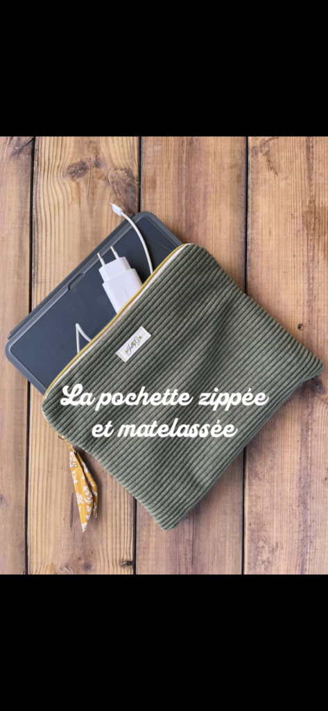 Pochette zippée et matelassée en velours côtelé kaki protégeant une tablette et son chargeur
