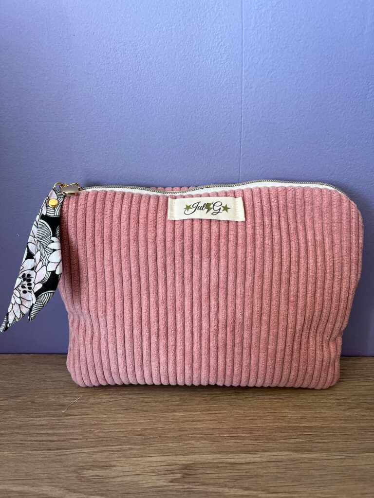 Pochette matelassée artisanale en velours rose poudré avec étiquette JulG