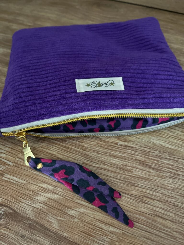 Pochette matelassée en velours côtelé violet avec doublure léopard et tirette en tissu assorti