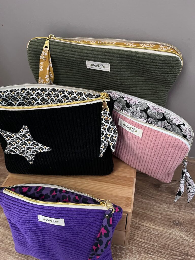 Assortiment de pochettes matelassées artisanales en velours côtelé et tissus imprimés rose, violet et noir pour tablette, liseuse et accessoires