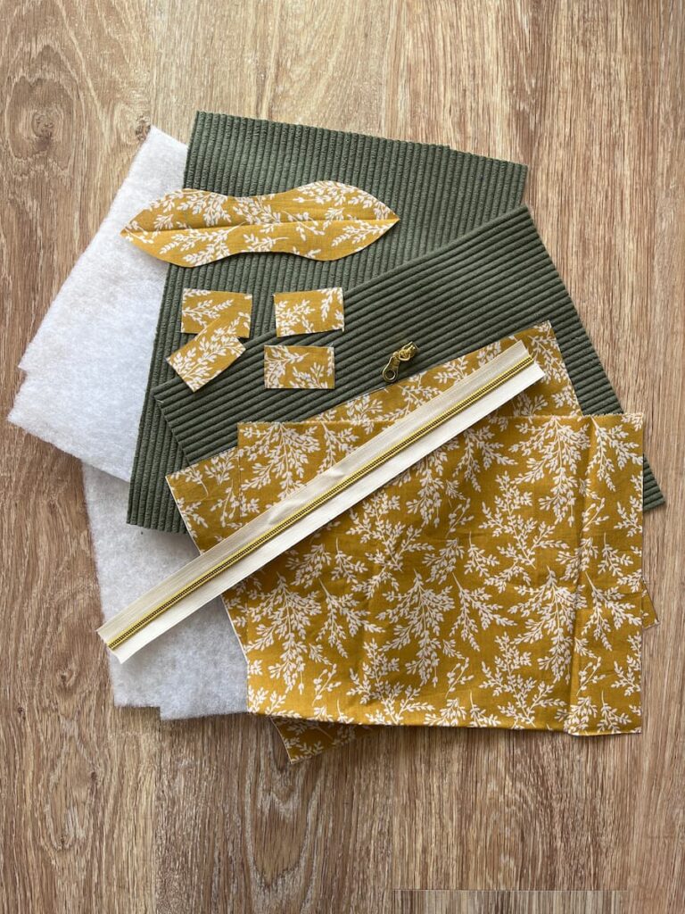 Matériaux de confection de pochette artisanale : tissus imprimés, ouate matelassée et fermeture éclair